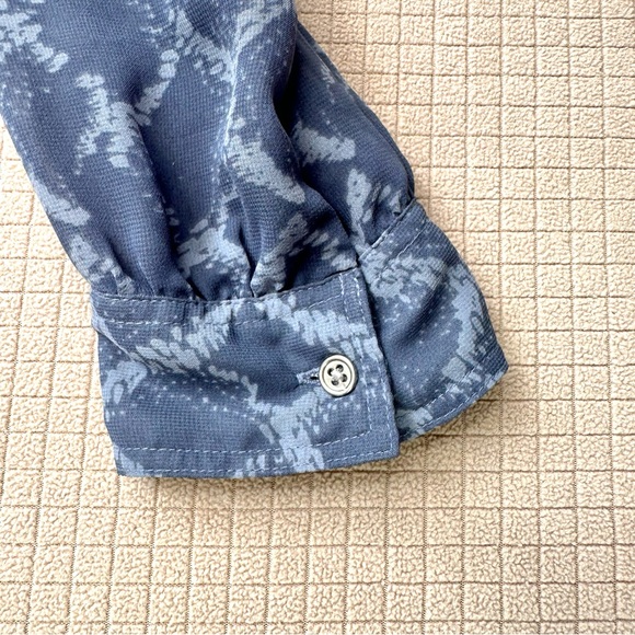 Banana Republic Satin Blouse Size S Blue Print Long Sleeve Sleeve Hidden Button - Picture 5 of 10